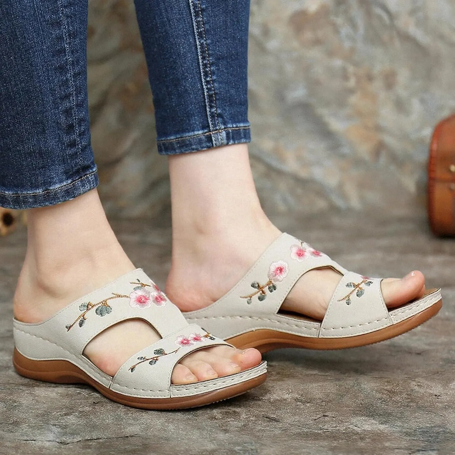 Orthopedic Slippers for Women Embroidery Leather Vamp Non Slip Shoes Wide Width Open Toe Shoes Arch Support Orthotic Slides Slippers Beach Vacation Summer Flat
